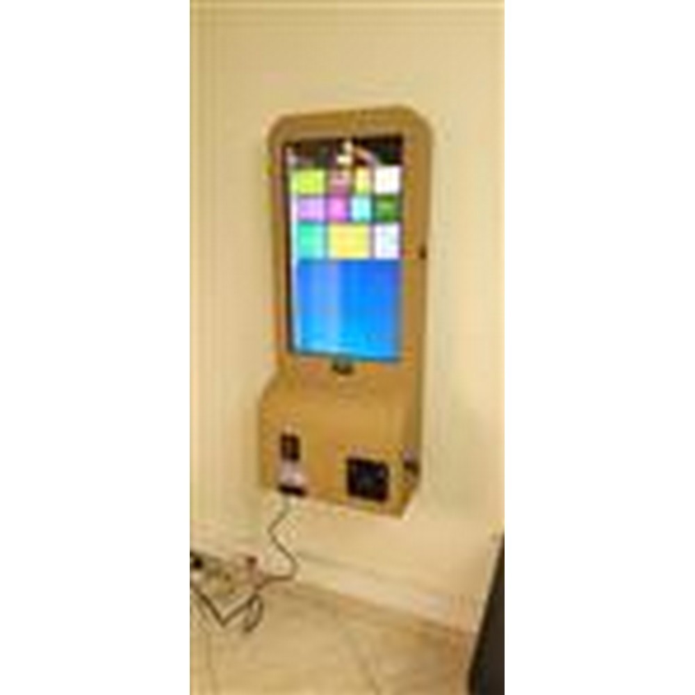 کیوسک لمسی دیواری EPKiosk – استفاده در محیط داروخانه